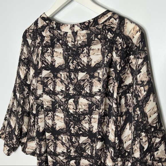 BCBGMAXAZRIA top Silk Tie Keyhole Neck  print relaxed blouson sleeve  medium - Picture 6 of 7